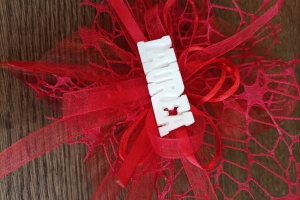 confezione rossa con applicazione Laurea gesso,confetti inclusi